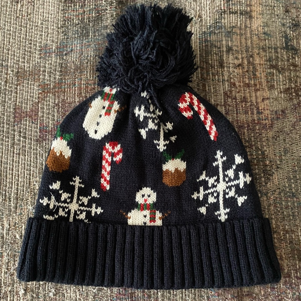 Black snowman pom-pom beanie.